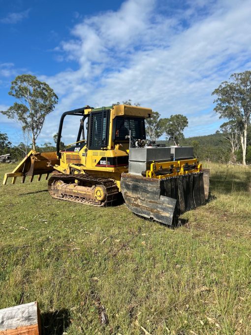 2004 CAT D3G XL & Spray unit, 4675 Hrs, Stock 136 - Image 3